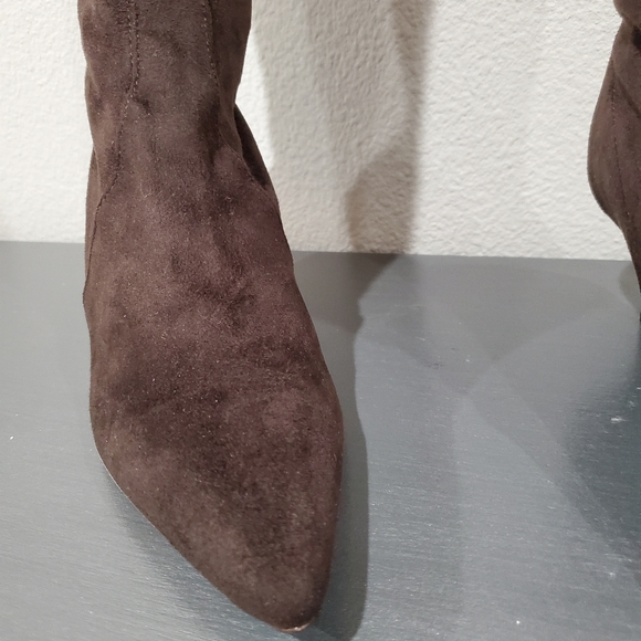 DONALD PLINER CHOCOLATE SUEDE LEATHER BOOTS. 6.5 - Picture 5 of 16